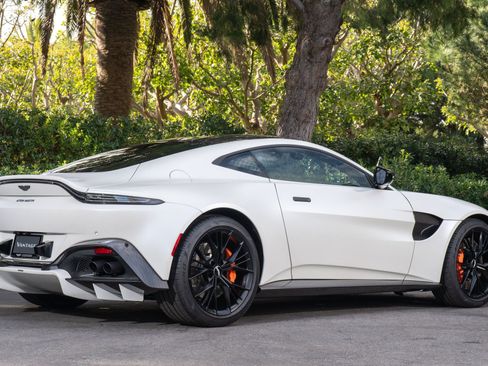 Used 2021 Aston Martin V8 Vantage Coupe image 3