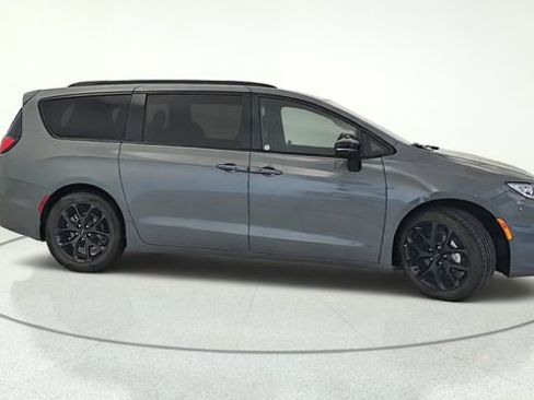 Used 2025 Chrysler Pacifica Limited FWD image 7