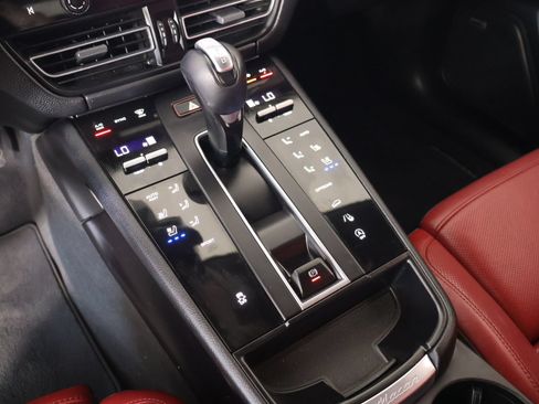 Used 2022 Porsche Macan AWD/4WD image 8