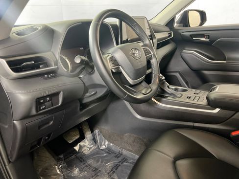 Used 2023 Toyota Highlander XLE image 9