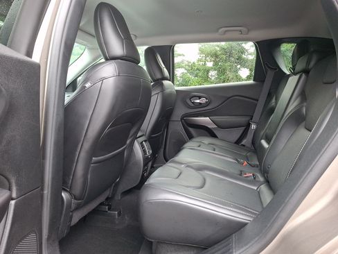 Used 2019 Jeep Cherokee Limited AWD/4WD image 10