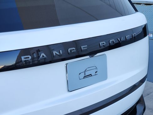 New 2025 Land Rover Range Rover Long Wheelbase SE image 12