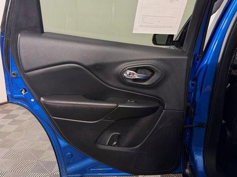 Used 2019 Jeep Cherokee Trailhawk AWD/4WD image 30