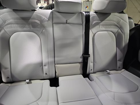 Used 2025 Land Rover Defender 90 X-Dynamic SE image 12