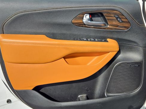 Used 2021 Chrysler Pacifica Pinnacle image 14