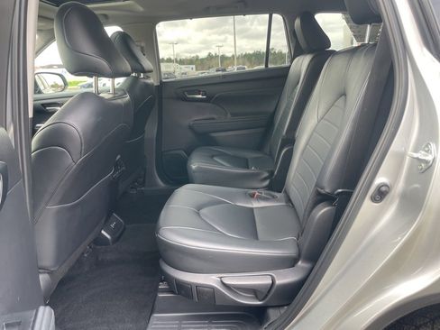 Used 2024 Toyota Highlander XLE image 11