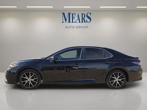 Used 2021 Toyota Camry SE image 2