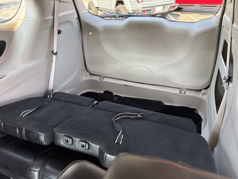 Used 2022 Chrysler Pacifica Touring-L image 26