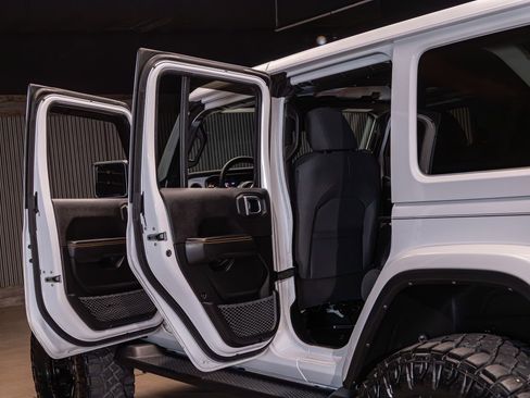 Used 2024 Jeep Wrangler Unlimited Sahara w/ Technology Group AWD/4WD image 26