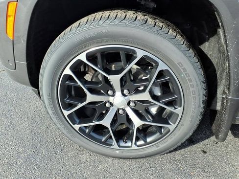 New 2025 Jeep Grand Cherokee Summit image 6