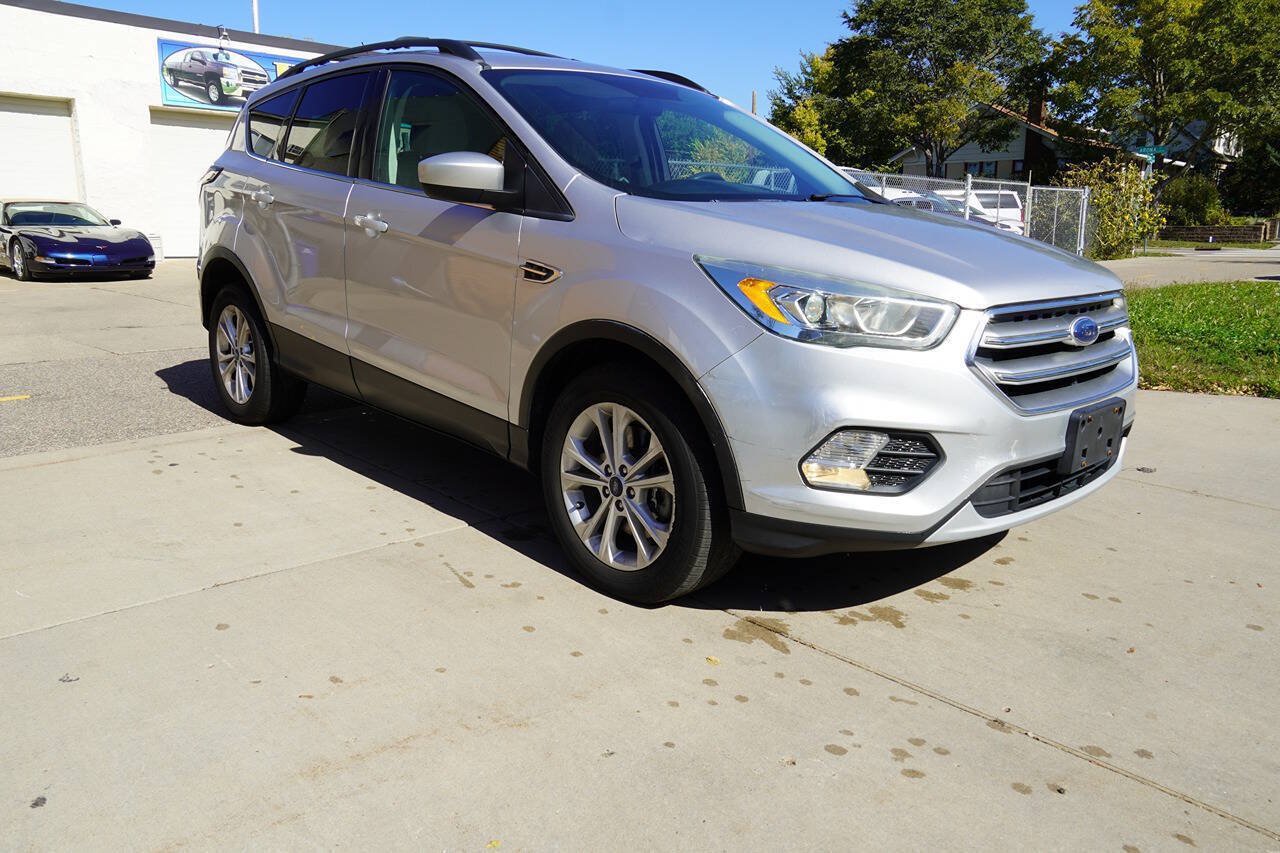 Used 2017 Ford Escape SE w/ Equipment Group 201A AWD/4WD image 3