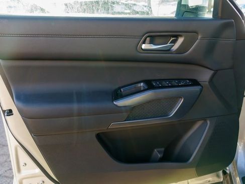 New 2025 Nissan Pathfinder SL image 12