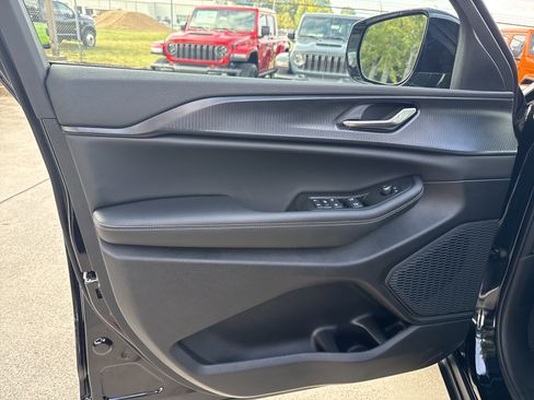 New 2025 Jeep Grand Cherokee Altitude image 10