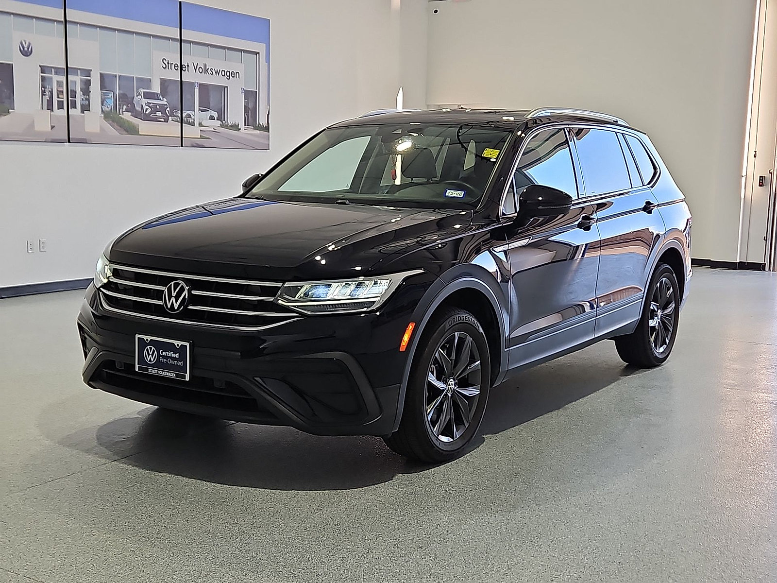Certified 2024 Volkswagen Tiguan SE FWD image 4
