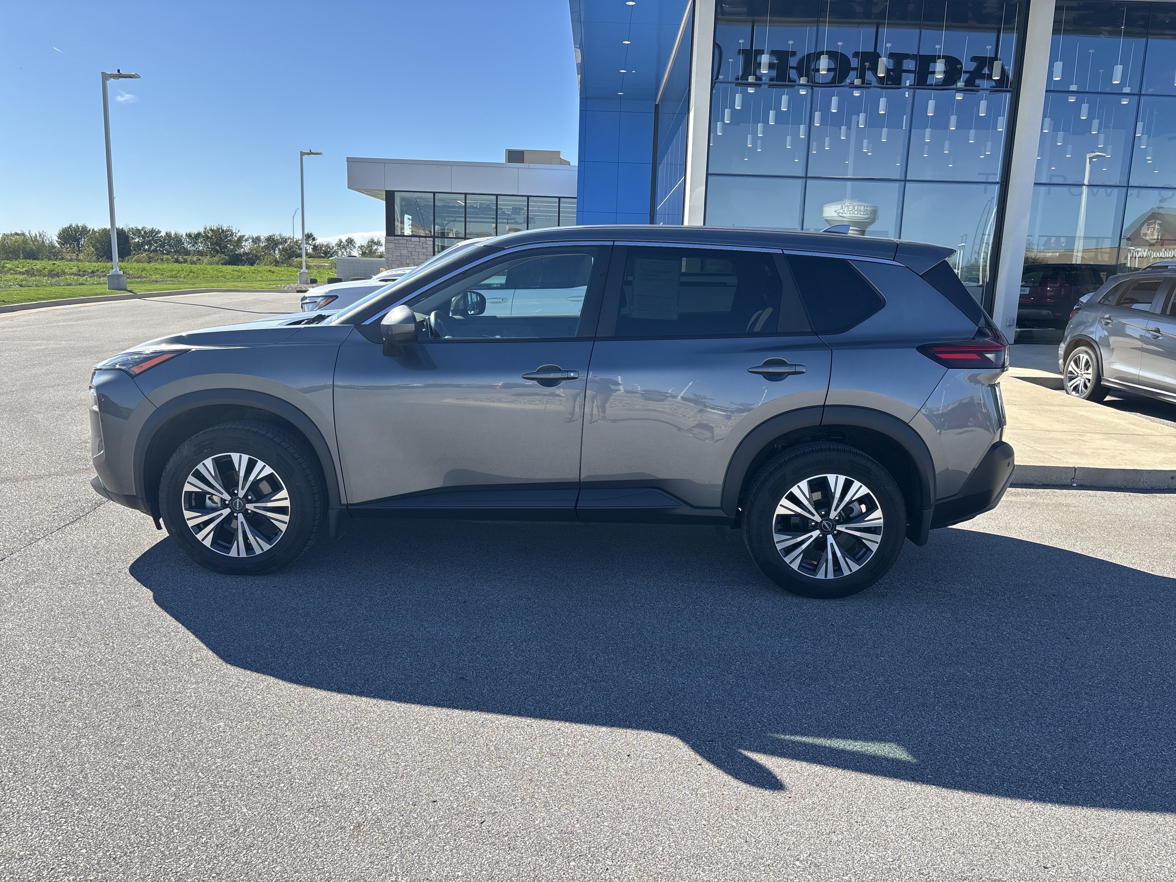Used 2022 Nissan Rogue SV AWD/4WD image 2