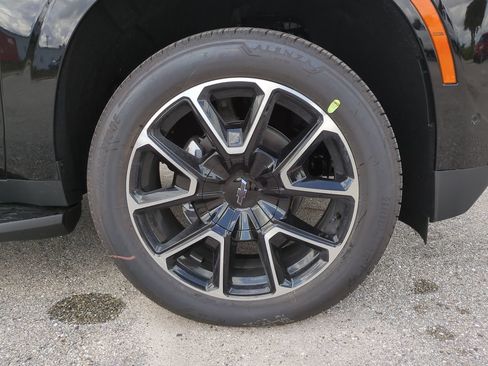 New 2026 Chevrolet Suburban RST w/ RST Capability Package AWD/4WD image 10