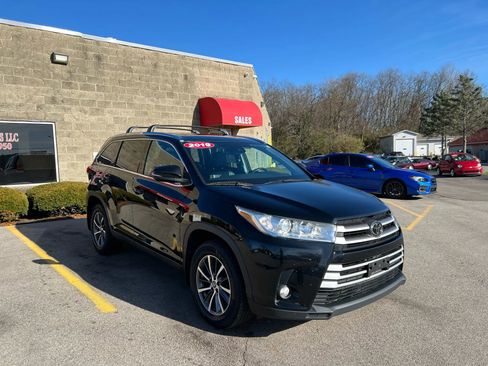Used 2019 Toyota Highlander XLE image 3