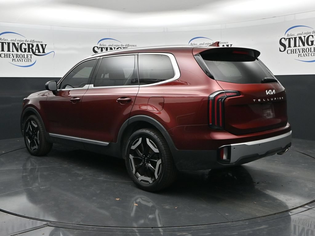 Used 2023 Kia Telluride EX w/ EX Captain's Chair Package FWD image 5