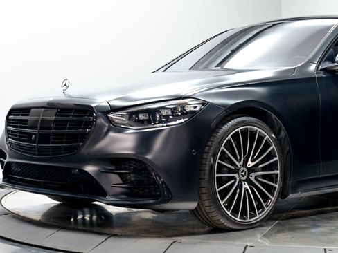 Used 2022 Mercedes-Benz S 580 4MATIC Sedan w/ AMG Line Package image 4