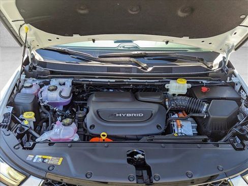Used 2023 Chrysler Pacifica Touring-L image 17