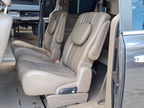 Used 2015 Chrysler Town & Country Touring-L w/ Trailer Tow Group FWD image 4