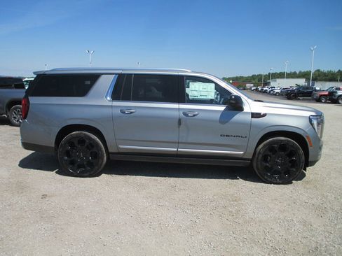 New 2026 GMC Yukon XL Denali w/ Denali Reserve Package AWD/4WD image 3