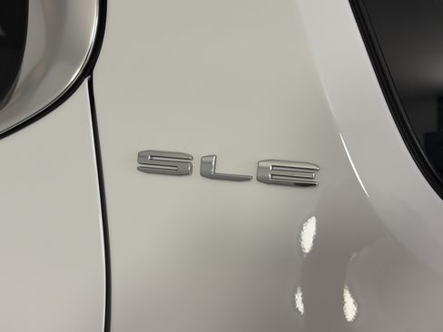 Certified 2023 GMC Acadia SLE FWD image 18