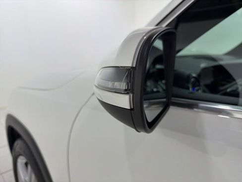 Used 2021 Mercedes-Benz GLB 250 4MATIC image 9