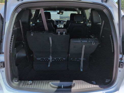 Used 2025 Chrysler Pacifica Select FWD image 11