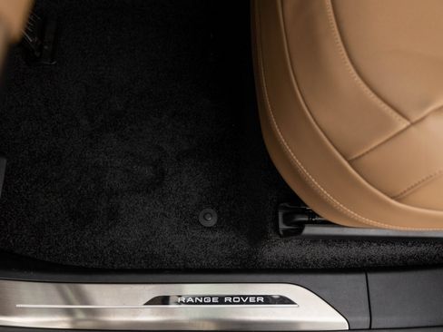 Used 2025 Land Rover Range Rover SE image 21