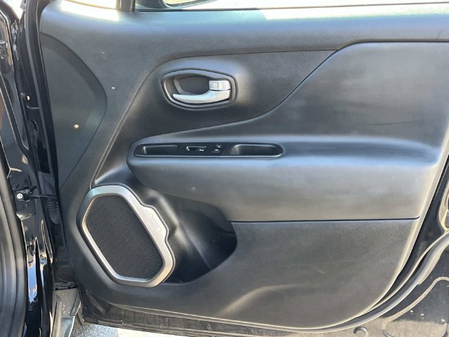 Used 2023 Jeep Renegade Latitude AWD/4WD image 21