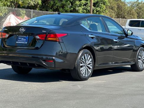 Used 2023 Nissan Altima 2.5 SV FWD image 2