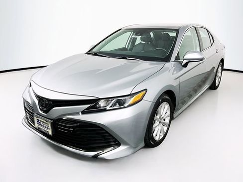 Used 2019 Toyota Camry L image 3