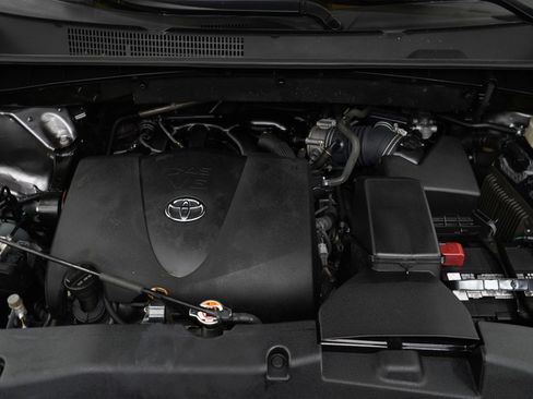 Used 2019 Toyota Highlander SE image 36