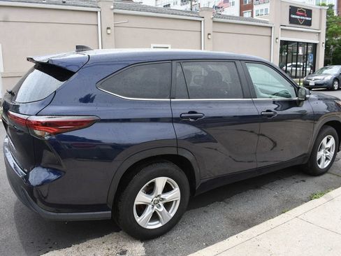 Used 2025 Toyota Highlander LE FWD image 5