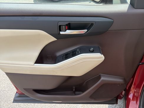 Used 2022 Toyota Highlander XLE FWD image 11
