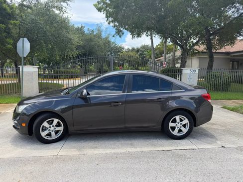 Used 2016 Chevrolet Cruze LT FWD image 2