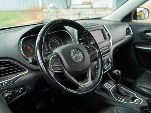 Used 2019 Jeep Cherokee Latitude Plus w/ Comfort/Convenience Group FWD image 6