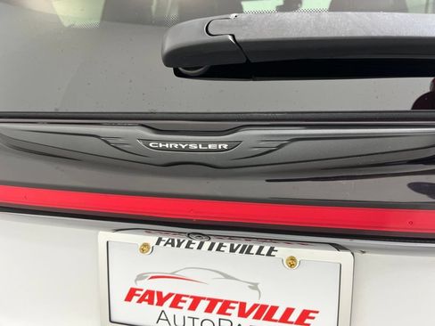 Used 2024 Chrysler Pacifica Limited w/ S Appearance Package FWD image 13