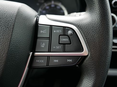 Used 2023 Toyota Highlander L image 29