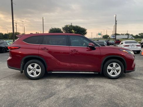 Used 2022 Toyota Highlander LE FWD image 4