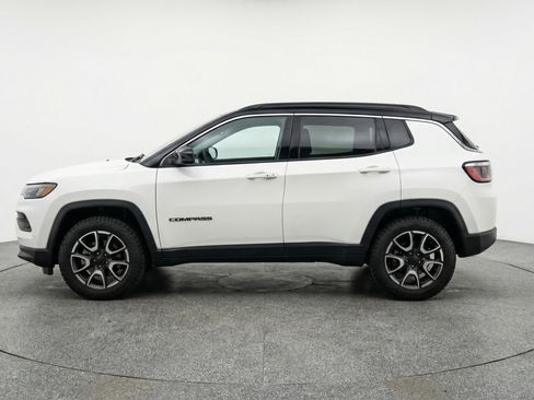 Used 2025 Jeep Compass Trailhawk AWD/4WD image 5