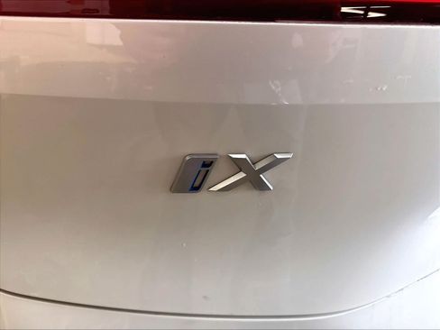 Used 2024 BMW iX xDrive50 w/ Premium Package AWD/4WD image 10