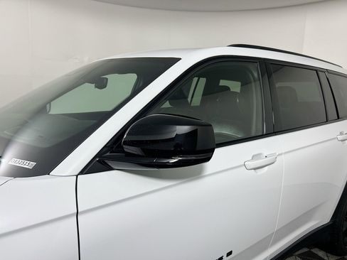 Used 2023 Jeep Grand Cherokee L Laredo image 12