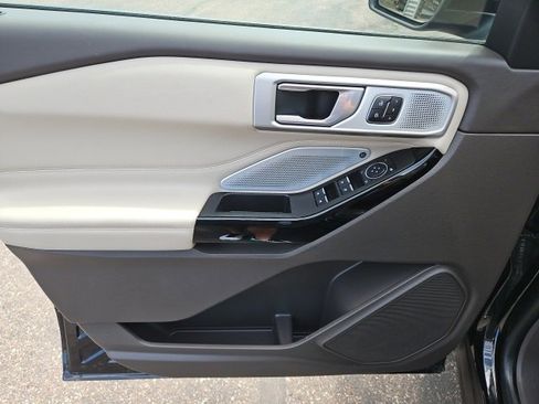 Used 2023 Ford Explorer Platinum w/ Technology Package image 20