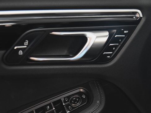 Used 2023 Porsche Macan image 10