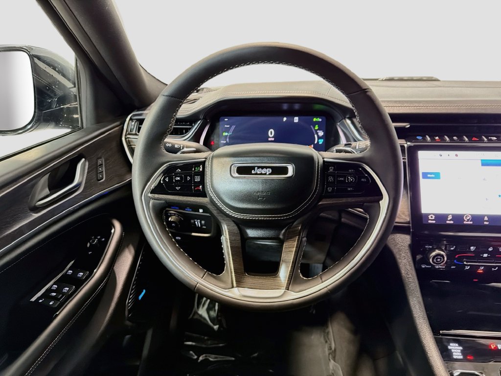 Used 2023 Jeep Grand Cherokee Overland AWD/4WD image 23