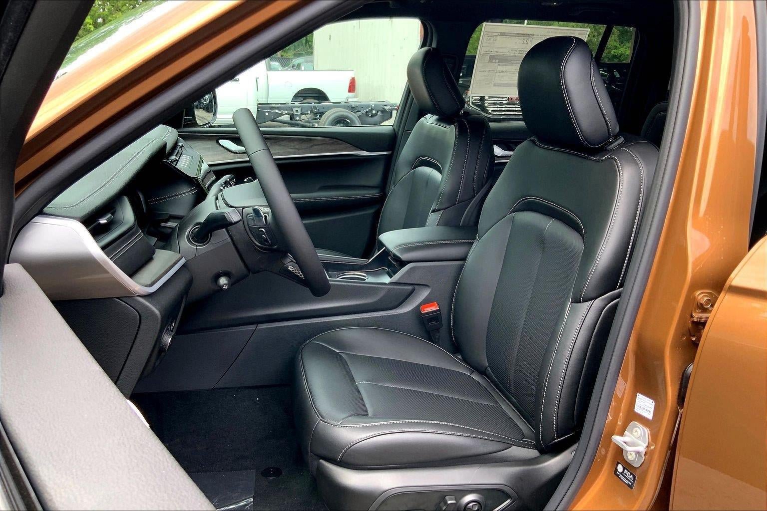 New 2026 Jeep Grand Cherokee Limited w/ Luxury Tech Group II AWD/4WD image 9