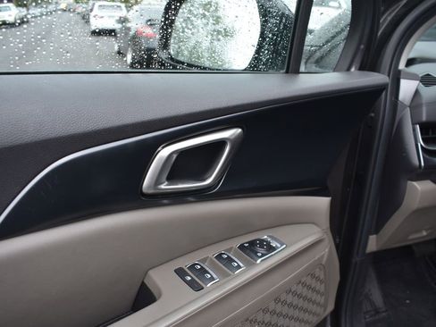 Used 2025 Kia Carnival FWD image 14