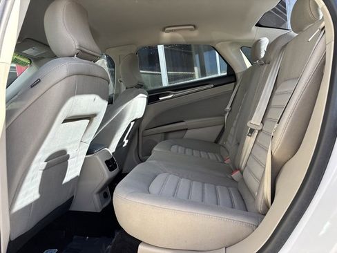 Used 2018 Ford Fusion SE w/ Fusion SE Technology Package image 9